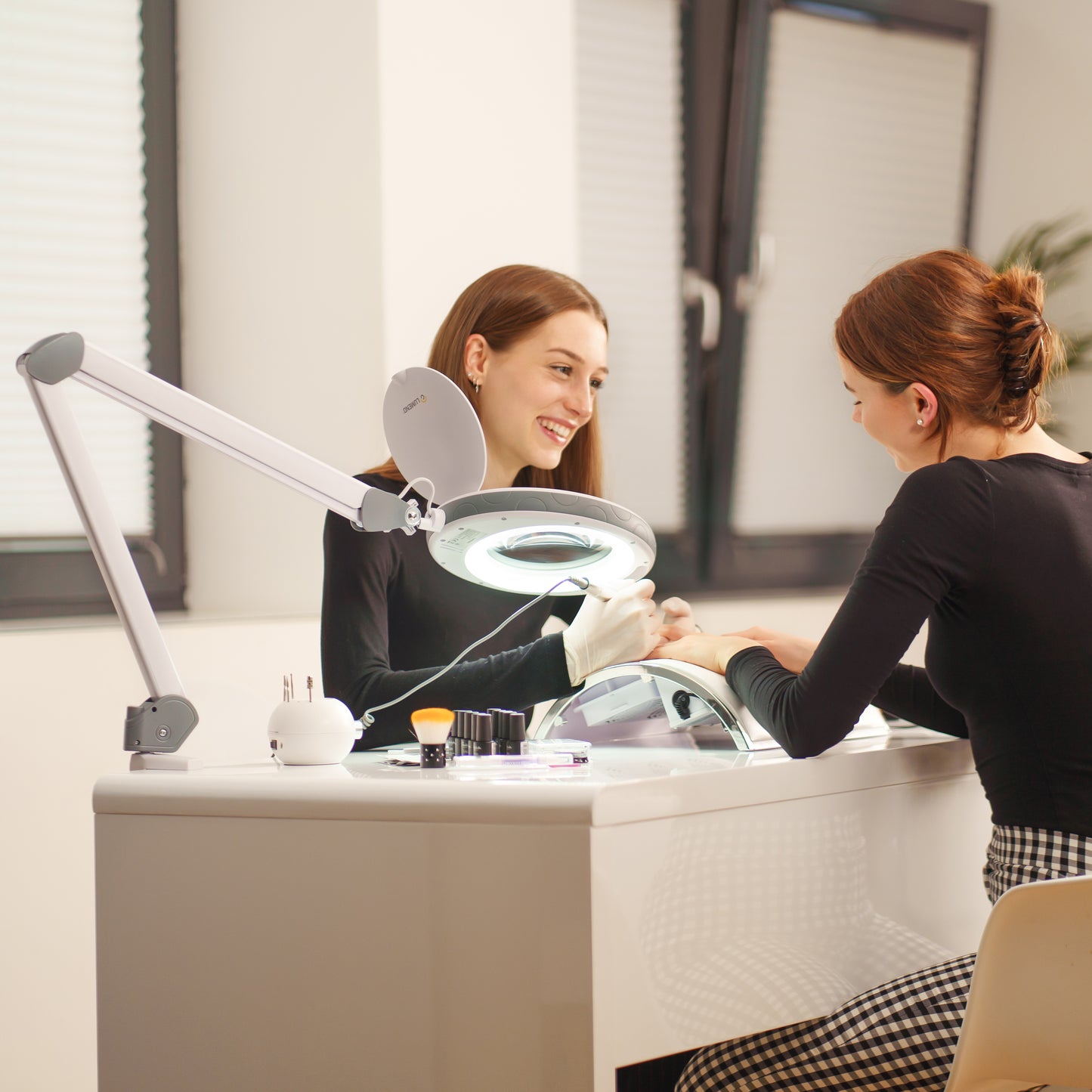 Lumeno LED Lupenleuchte 851X im professionellen Nagelstudio - präzises Nageldesign und Maniküre mit 3-Dioptrien-Vergrößerung, dimmbarem Tageslicht und flexiblem Schwenkarm für ermüdungsfreie Arbeit - gestochen scharfe Sicht auf kleinste Details bei French Nails, Gelnägeln und Strass-Applikationen dank 152mm großer Echtglaslinse