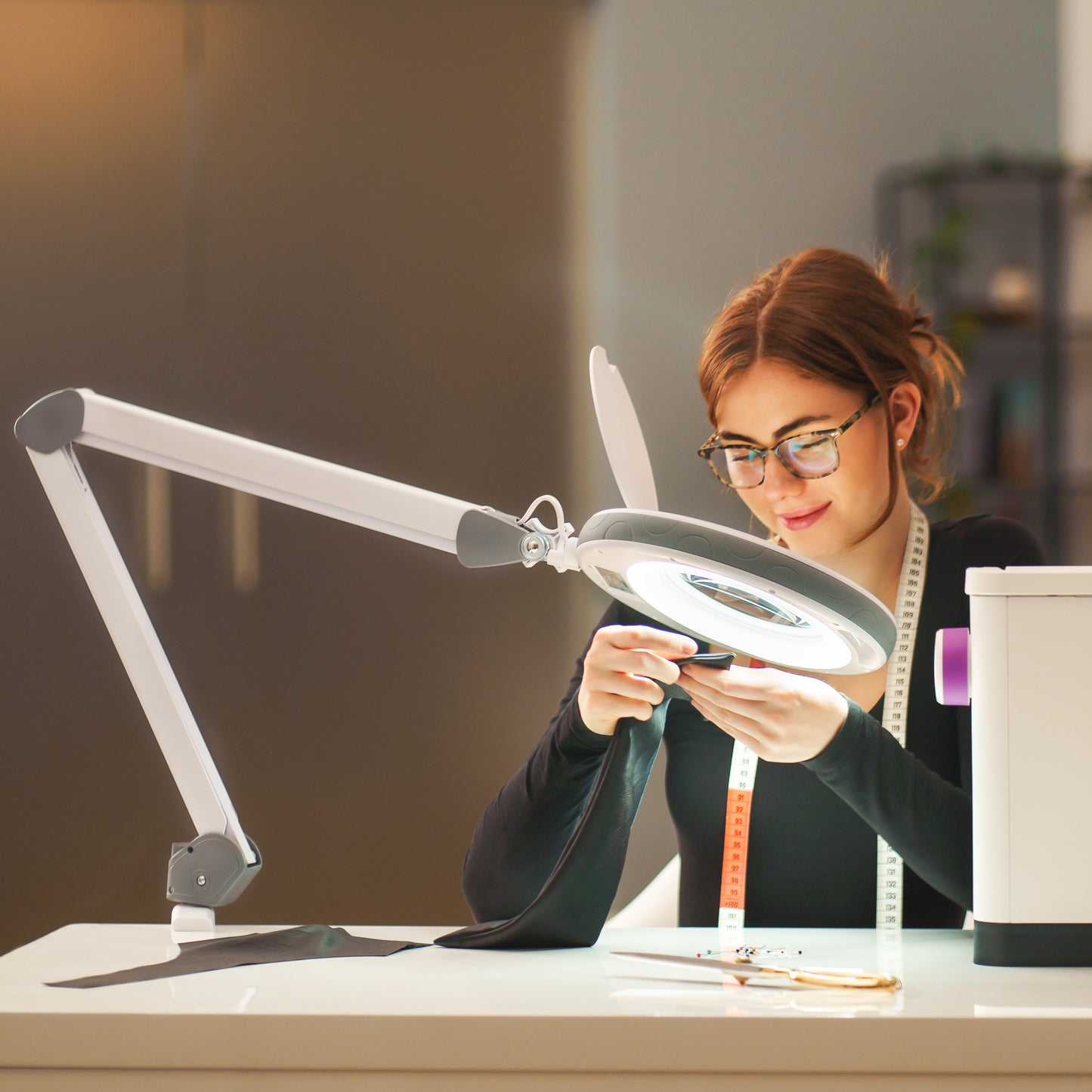 Präzise Näh-Arbeit mit der Lumeno LED Lupenleuchte 851X - gleichmäßige Ausleuchtung und Vergrößerung für detailgenaues Arbeiten an feinen Stoffen und Mustern