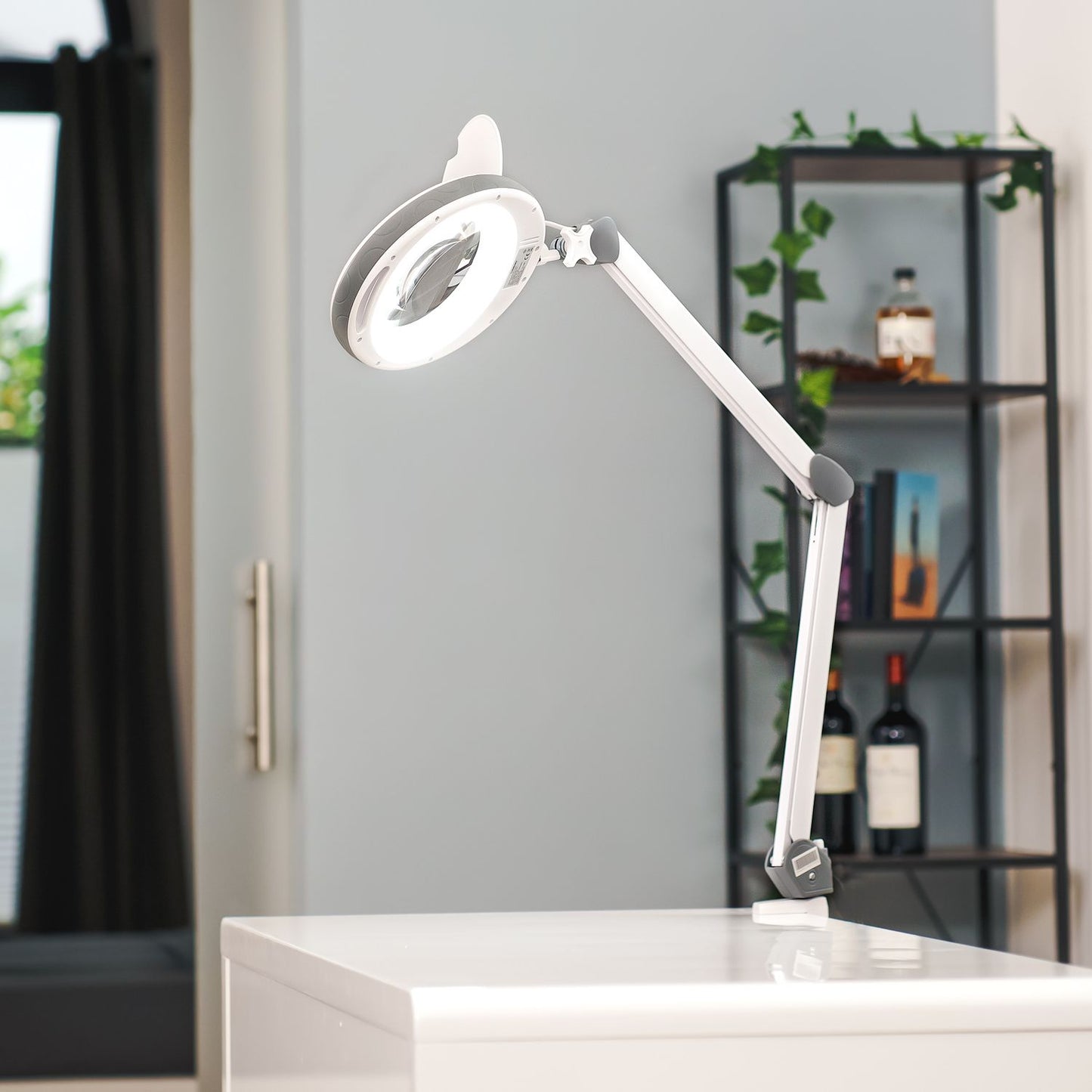 Professionelle Kosmetikanwendung mit der Lumeno LED Lupenleuchte 851X - präzises Arbeiten dank gleichmäßiger Ausleuchtung und Vergrößerung