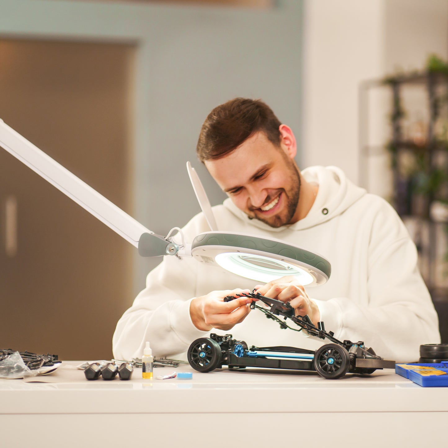 Lumeno LED Lupenleuchte 851X bei präzisen Lötarbeiten - 152mm Echtglaslinse ermöglicht detailgenaue Elektronikarbeiten und Modellbau mit optimaler Vergrößerung und blendfreier Ausleuchtung