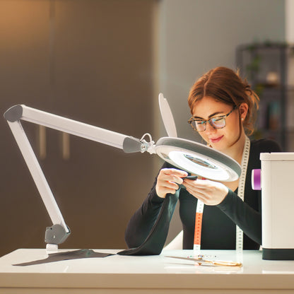 Präzise Näh-Arbeit mit der Lumeno LED Lupenleuchte 851X - gleichmäßige Ausleuchtung und Vergrößerung für detailgenaues Arbeiten an feinen Stoffen und Mustern