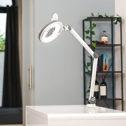 Professionelle Kosmetikanwendung mit der Lumeno LED Lupenleuchte 851X - präzises Arbeiten dank gleichmäßiger Ausleuchtung und Vergrößerung